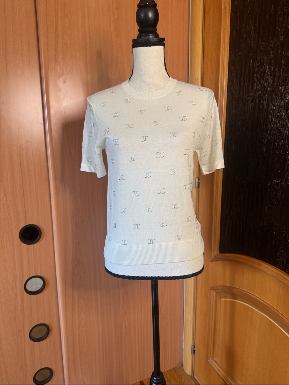 CHANEL Cream Short Sleeve Knit Top with Subtle Swarovski CC Eyelet Motif Sz M - Picture 4 of 16